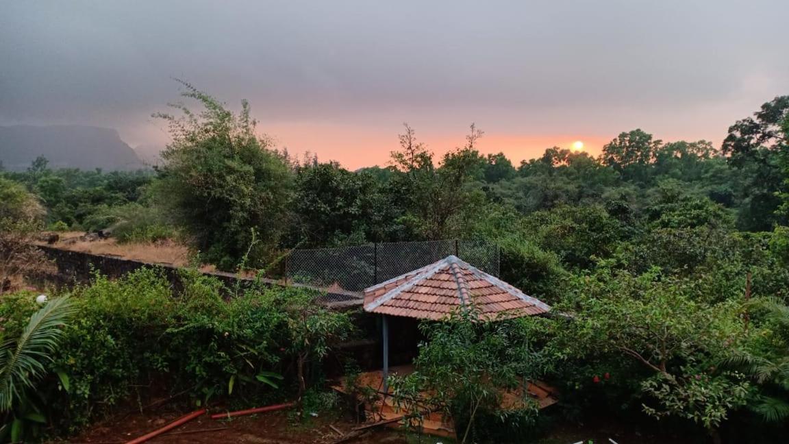 Nature Villa, Dukes Den Khandala エクステリア 写真